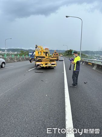 ▲▼       國三90.7k拖車司機遭撞飛      。（圖／記者陳凱力翻攝）