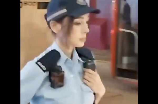 ▲民眾拍下一名香港美女警察街頭值勤畫面，在社群網站上瘋傳。（圖／翻攝小紅書）