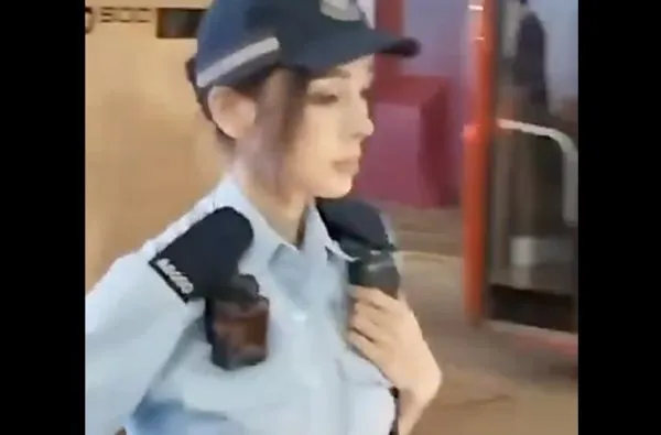 ▲民眾拍下一名香港美女警察街頭值勤畫面，在社群網站上瘋傳。（圖／翻攝小紅書）