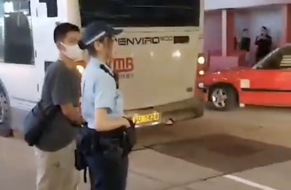 ▲民眾拍下一名香港美女警察街頭值勤畫面，在社群網站上瘋傳。（圖／翻攝小紅書）