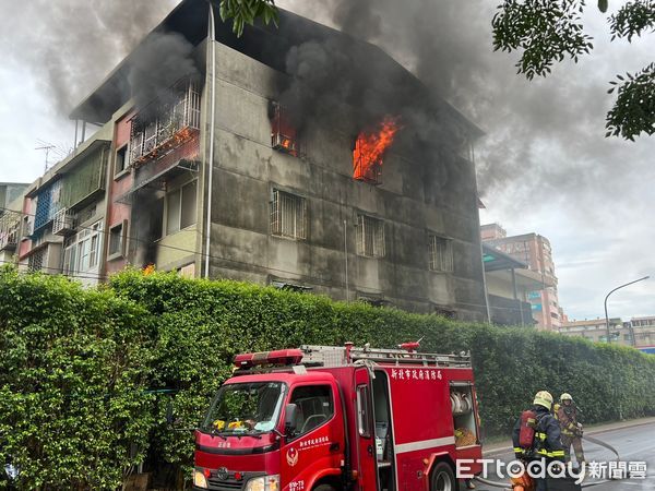 ▲新北市新莊區中正路334巷一處公寓4樓，16日下午3時許發生火警。（圖／記者陳以昇攝）