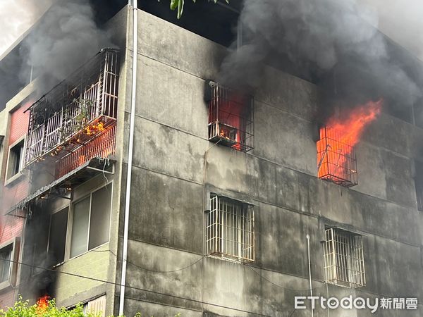 ▲新北市新莊區中正路334巷一處公寓4樓，16日下午3時許發生火警。（圖／記者陳以昇攝）