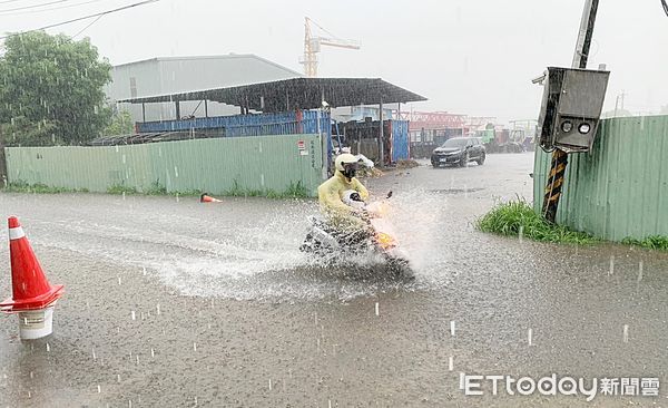 ▲中央氣象局今天針對北部六縣市發布大雨特報，蘆竹區部分道路淹水淹逾15公分。（圖／記者沈繼昌翻攝）