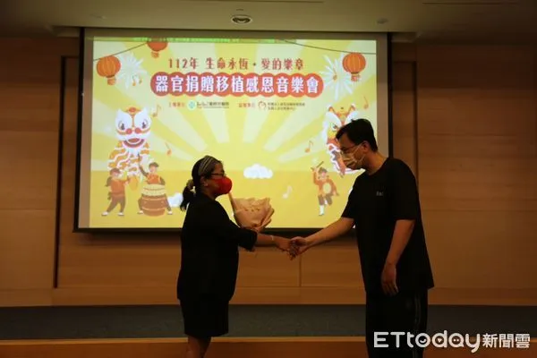 ▲▼陳先生（右）獻花感謝捐贈者家屬讓他重生，童綜合19年來已移植186例器官遺愛人間。（圖／童綜合醫院提供，下同）