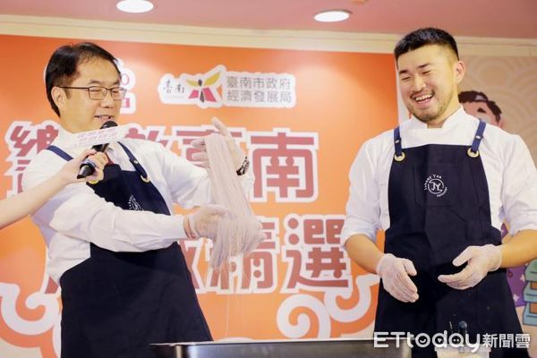 ▲台南市政府「饗樂台南．府城精選」展售會16日在台北忠孝SOGO百貨開幕，台南市長黃偉哲特地北上出席，與義大利拉糖冠軍Johnny Yan，一同現場手做巧克力龍鬚糖。（圖／記者林東良翻攝，下同）