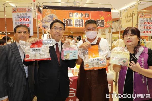 ▲台南市政府「饗樂台南．府城精選」展售會16日在台北忠孝SOGO百貨開幕，台南市長黃偉哲特地北上出席，與義大利拉糖冠軍Johnny Yan，一同現場手做巧克力龍鬚糖。（圖／記者林東良翻攝，下同）