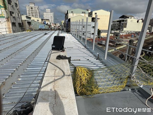 ▲台南東門陸橋8月31日恢復開放汽機車通行，惟公車及大型車輛維持改道，請民眾注意。（圖／記者林東良翻攝，下同）