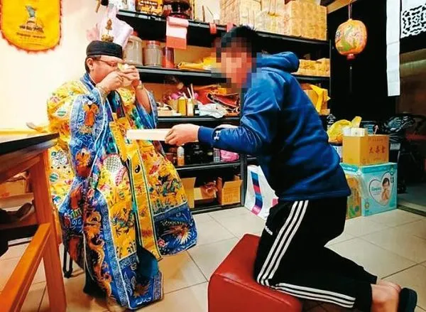 葉男（左）因詐騙案遭判刑，目前還在嘉義成立神壇、收弟子。（翻攝葉男IG）