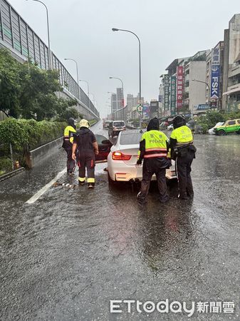 ▲▼國一北上九如匝道積水一度封閉。（圖／記者許宥孺翻攝）