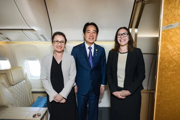 ▲▼副總統賴清德出訪友邦巴拉圭回程過境舊金山，AIT主席羅森柏格、駐美代表蕭美琴親自登機迎接。（圖／翻攝自Twitter／＠ChingteLai）