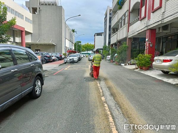 ▲▼苗栗市自治路25巷日前將路中心雙黃線刨除改畫黃色虛線，避免民眾路邊違停爭議。（圖／記者蔡文淵攝）