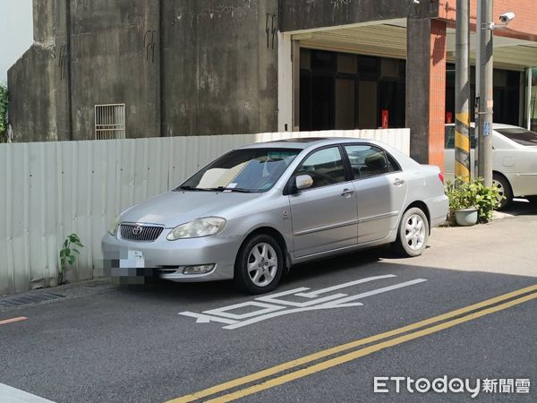 ▲▼王姓民眾在沒畫邊線的祥發街路邊停車20年，第一次接到違停罰單，相當錯愕。（圖／記者蔡文淵攝）