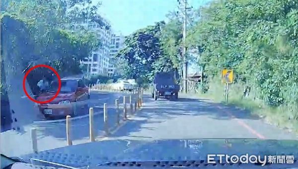 ▲▼路人「貼邊」行走遭撞落溪溝　駕駛肇逃全被錄下。（圖／記者陳凱力翻攝）