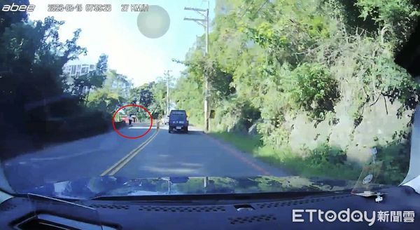 ▲▼路人「貼邊」行走遭撞落溪溝　駕駛肇逃全被錄下。（圖／記者陳凱力翻攝）