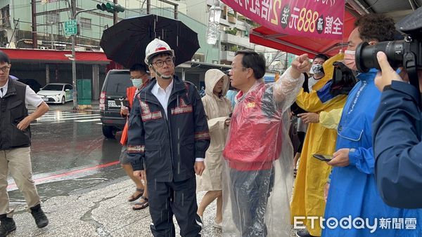 ▲高雄市長陳其邁上午視察本館路積淹水狀況。（圖／記者許宥孺翻攝）