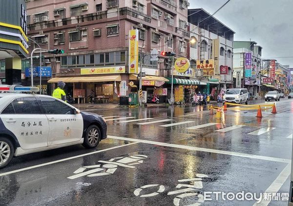 ▲▼高雄鳳山區鳳林路、東福街口發生路面下陷。（圖／記者許宥孺翻攝）