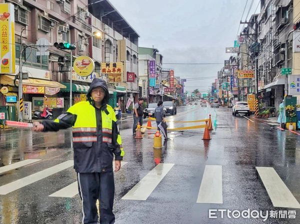 ▲▼高雄鳳山區鳳林路、東福街口發生路面下陷。（圖／記者許宥孺翻攝）