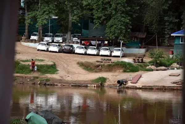 ▲莫艾（Moei）河及岸邊用於走私的汽車。（圖／翻攝上游新聞）