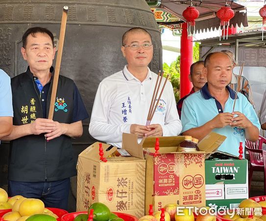 ▲台南市正統鹿耳門聖母廟每年農曆7月1日都會立起「普渡公燈」、敬備供品三牲四果素菜，由聖母廟主委王增榮等人，共同祭祀，為「好兄弟」接風洗塵。（圖／記者林東良翻攝，下同）