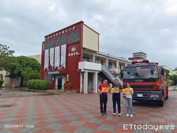 ▲為提升孩童過馬路的安全，台南市消防局第五大隊與保西義消分隊特別製作了一系列專屬的手拿旗幟，贈送給歸仁區3所學校，提醒駕駛人注意過馬路的學童安全。（圖／記者林東良翻攝，下同）