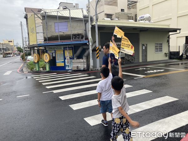 ▲為提升孩童過馬路的安全，台南市消防局第五大隊與保西義消分隊特別製作了一系列專屬的手拿旗幟，贈送給歸仁區3所學校，提醒駕駛人注意過馬路的學童安全。（圖／記者林東良翻攝，下同）