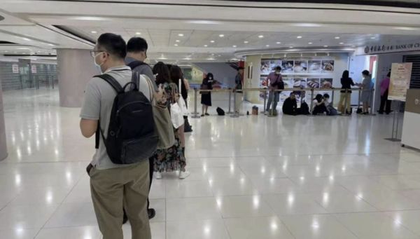 ▲中銀香港中港城分行一早就出現排隊等待開戶的民眾。（圖／翻攝上游新聞）