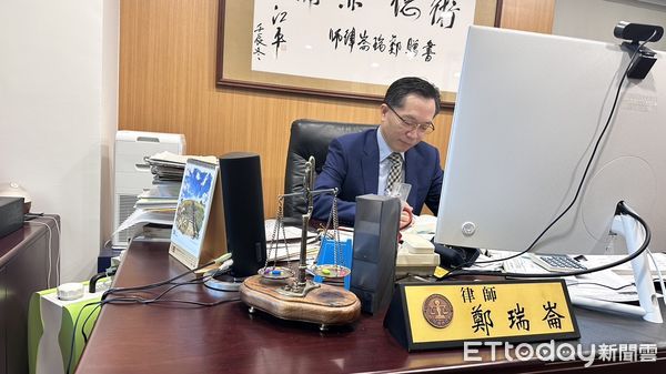 ▲律師鄭瑞崙表示這起案件涉及了個人資料保護法以及妨害電腦使用罪，就連網友轉傳也是             。（圖／記者吳奕靖攝）