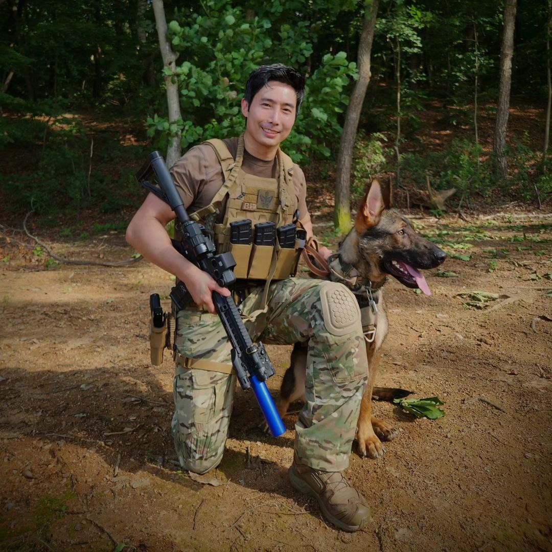 ▲▼南韓網紅「李根大尉」曾赴烏克蘭參戰。（圖／翻攝自Instagram／rokseal_actual）