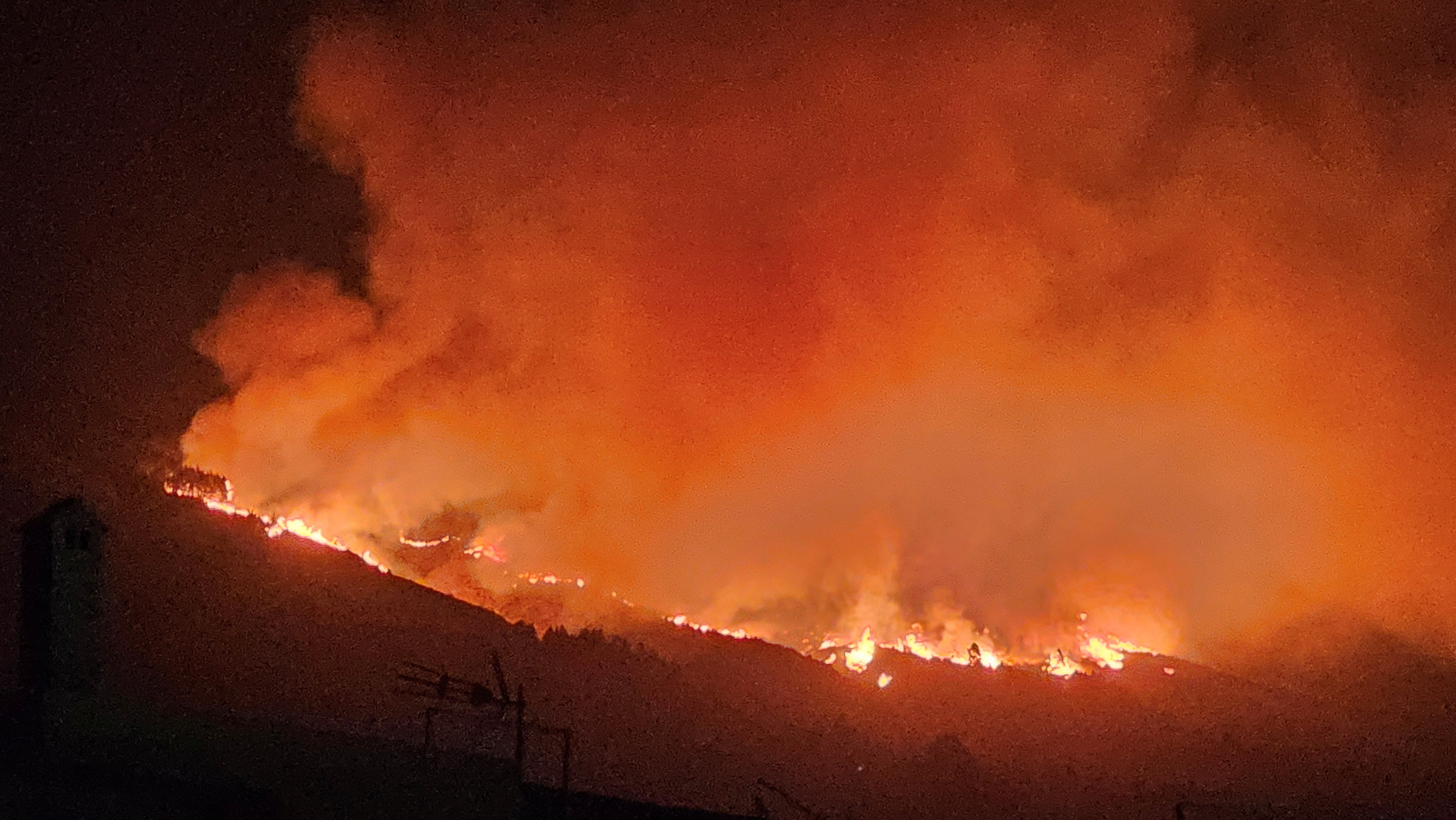 ▲▼西班牙特內里費島（Tenerife）一座多山的國家公園16日爆發野火。（圖／路透）