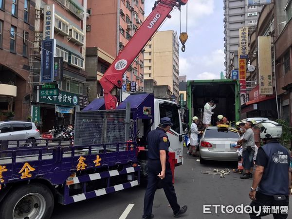 ▲▼機汽車對撞　騎士慘卡前方卸貨貨車尾！送醫急救中。（圖／記者陳凱力翻攝）