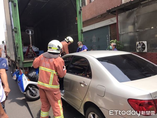 ▲▼機汽車對撞　騎士慘卡前方卸貨貨車尾！送醫急救中。（圖／記者陳凱力翻攝）