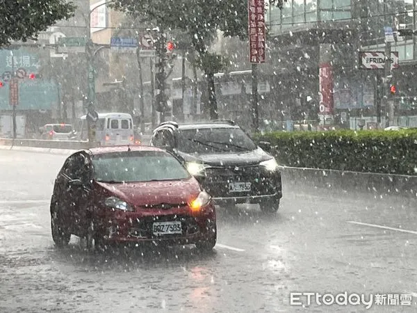 ▲▼北市午後雷陣雨。（圖／記者許靖騏攝）