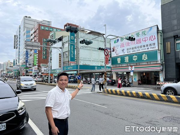 ▲台南市民生路郭綜合醫院前面的閃光號誌路口，因為機、汽車駕駛人未依規定減速禮讓行人，導致被開罰6千元紅單，李啟維建議交通局，應開啟號誌三色運作。（圖／記者林東良翻攝，下同）