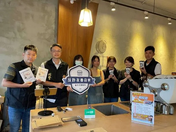 ▲竹市警攜手里長化身識詐種子，邀市民喝咖啡分享防詐秘訣。（圖／新竹市政府提供）