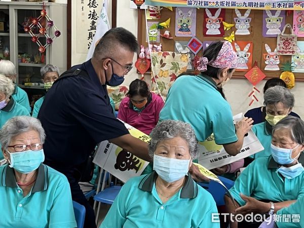 ▲里港警分局偕同「路老師」深入鄰里道安扎根             。（圖／記者陳崑福翻攝）