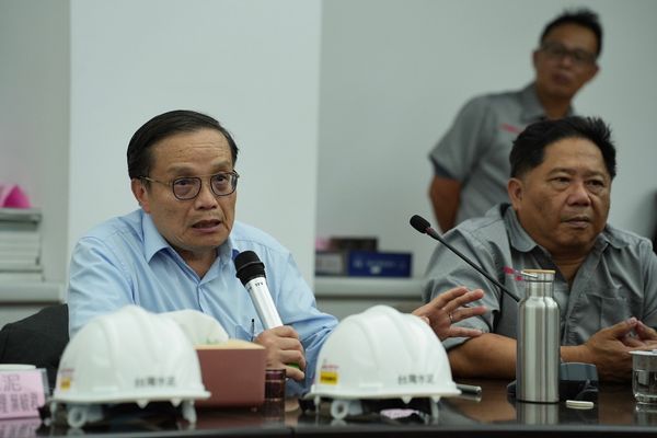 ▲▼柯文哲參觀花蓮和平生態工業港與台泥DAKA園區，左為台泥資深副總呂克甫。（圖／民眾黨提供）