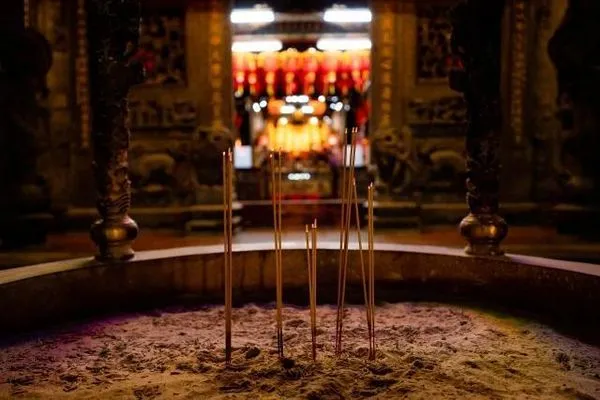 鬼門總有些常理無法解釋的事情，呂秋遠分享多年前客戶的故事，人妻因連續擲出18聖筊，篤定丈夫外遇。（示意圖，Photo AC）