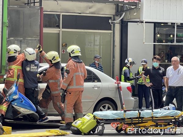 ▲▼推進20m卡進貨車　無辜騎士轉彎遇失控小客！目擊者：黏住了。（圖／讀者提供）