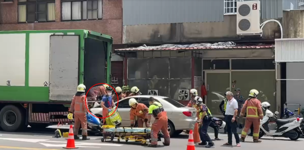 ▲▼             新竹市林森路今(17)日午間發生一起重大車禍。（圖／翻攝自記者爆料網）
