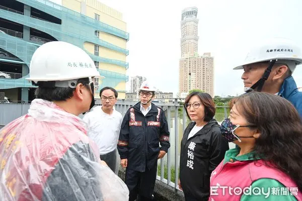 ▲陳其邁市長跟議長康裕成視察十全滯洪池           。（圖／記者吳奕靖翻攝）