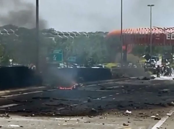 ▲▼馬來西亞一家小型飛機在空中爆炸後墜毀大道。（圖／翻攝自Facebook）