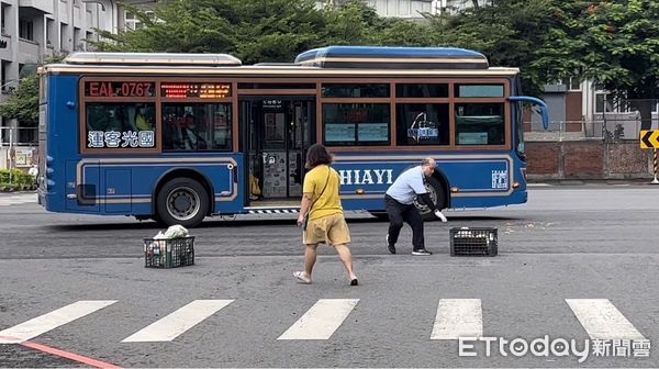 ▲▼ 嘉義市公車司機停車清理遺落在路上的蔬果箱，避免影響經過的汽機車  。（圖／記者翁伊森攝）