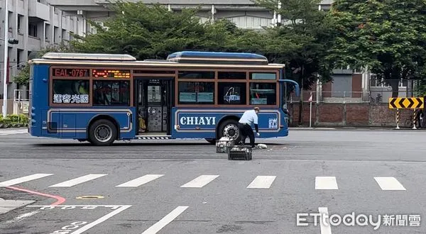 ▲▼ 嘉義市公車司機停車清理遺落在路上的蔬果箱，避免影響經過的汽機車  。（圖／記者翁伊森攝）