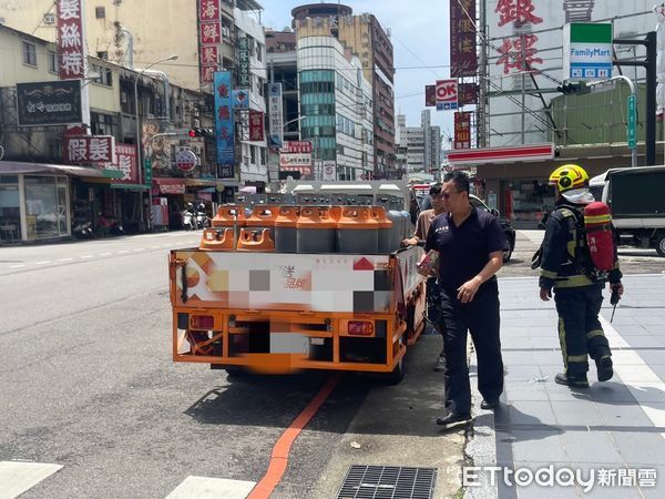 ▲▼貨車駕駛未綑綁住瓦斯桶，造成2桶滾落地上，警方最高可罰1萬8千元。（圖／民眾提供，下同）