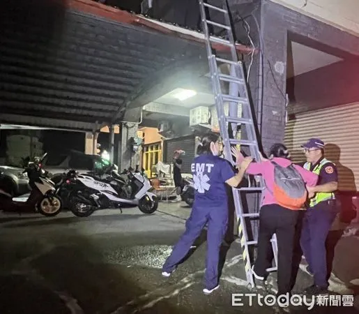 ▲枋寮警分局東海派出所副所長鄭坤原及警員曹源中            協助張女脫困。（圖／記者陳崑福翻攝）