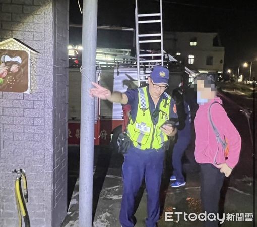 ▲枋寮警分局東海派出所副所長鄭坤原及警員曹源中            協助張女脫困。（圖／記者陳崑福翻攝）