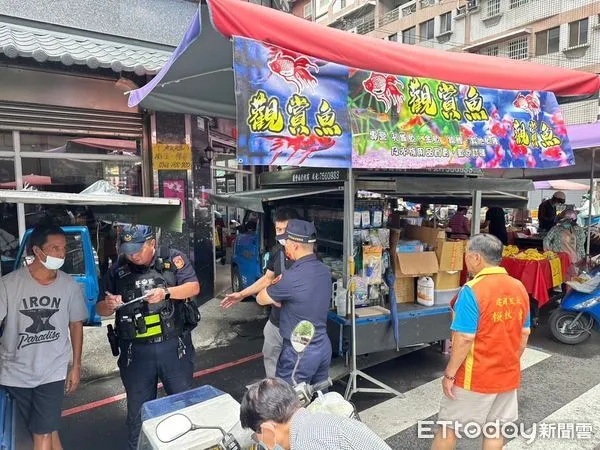 ▲屏東警分局建國市場勸導攤販            。（圖／記者陳崑福翻攝）