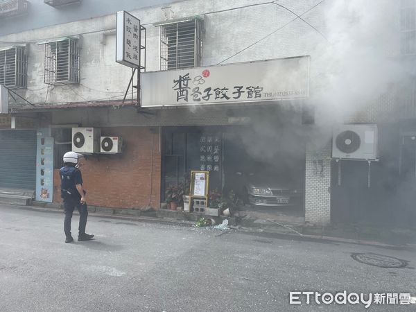 ▲▼汽車撞民宅駕駛意識不清，緊急送往醫院搶救。（圖／記者邱中岳翻攝）