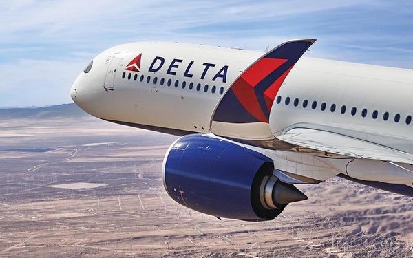 一名旅客在登機口拍下達美航空的工作人員，因超賣機位而「喊價」的過程。（翻攝自Delta Air Lines 臉書）