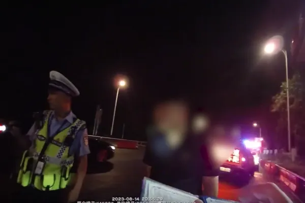 ▲▼男子無照駕駛被抓，冒用親弟弟的名字。（圖／翻攝自澎湃新聞）